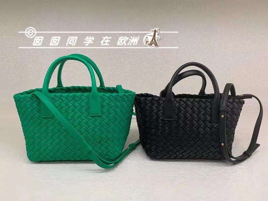 The vegetable basket has long shoulder straps - commuting and fashionable. Available in black.